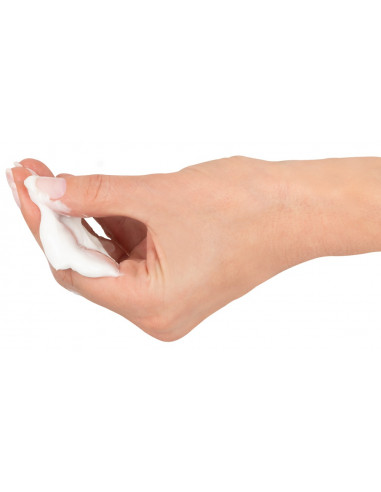 Mão de mulher com o creme PENIS XXL para aumento do pénis.