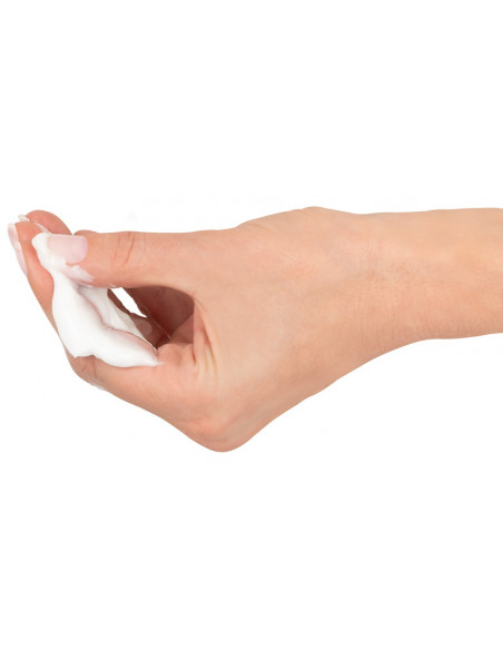 Mão de mulher com o creme PENIS XXL para aumento do pénis.