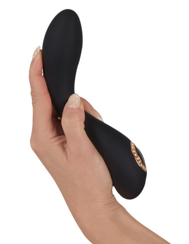 Mulher segura na mão um vibrador de luxo