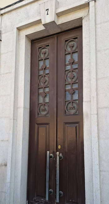 A porta do prédio do nosso escritório- REAL, NÃO É APARTADO! OU garagem com infelizmente é habitual em Portugal